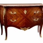 Commode en tombeau Louis XV en marqueterie de bois de rose et bois violet, bronzes dorés ciselés en façade et sur les pieds cambrés, plateau en marbre brèche rose