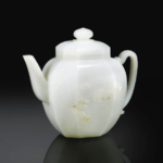Théière couverte en jade blanc sculpté.
