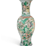 Grand vase en porcelaine de la famille verte à décor de cavaliers