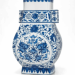 Grand vase en porcelaine bleu et blanc Fanghu