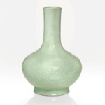 Vase en porcelaine émaillée céladon à décor moulé Chine, marque et époque Qianlong (1736-1795)