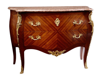 Commode en tombeau Louis XV en marqueterie de bois de rose et bois violet, bronzes dorés ciselés en façade et sur les pieds cambrés, plateau en marbre brèche rose