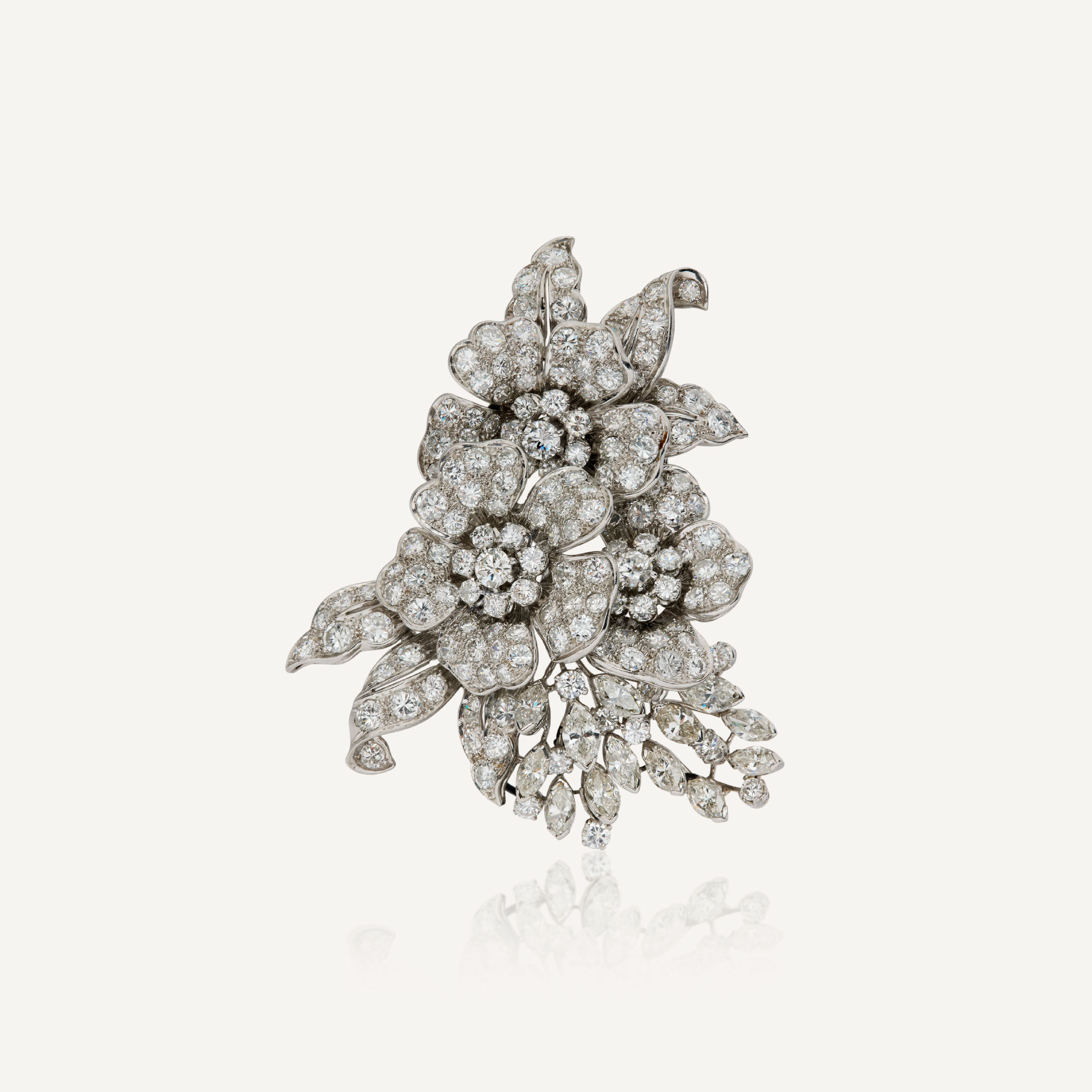 broche-floral-ansart-paris-XVeme-2283 Broche florale diamants époque années 1950 en or blanc 18k – Image 1